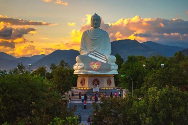 Admire the White Buddha at Long Son pagoda